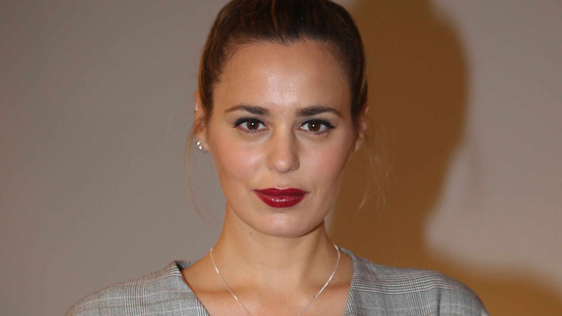 Claudia Osborne posa en ¡HOLA! con las joyas que consiguen el mejor look
