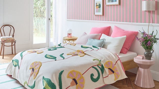 Dormitorio decorado con color