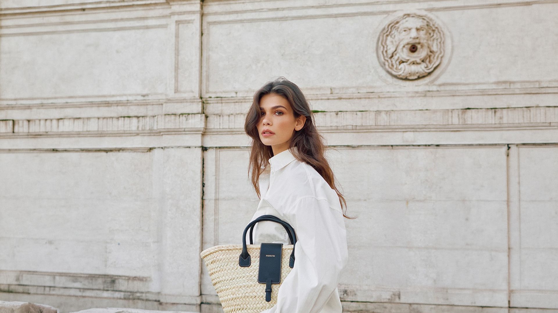 7 bolsos de rafia perfectos para estrenar en el Puente de Mayo y no quitarse en todo el verano