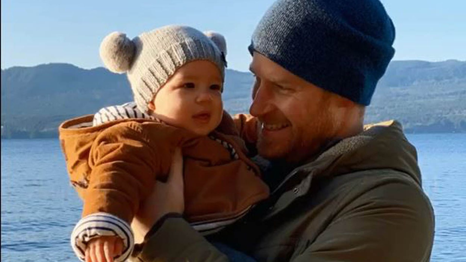 Desde Canadá y con un simpático look invernal: la nueva imagen del pequeño Archie para felicitar 2020