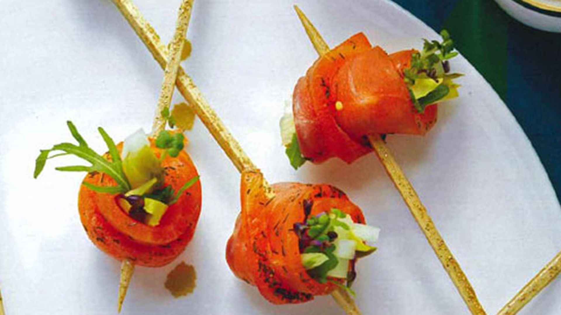 Pinchitos de salmón rellenos de frutas y verduritas