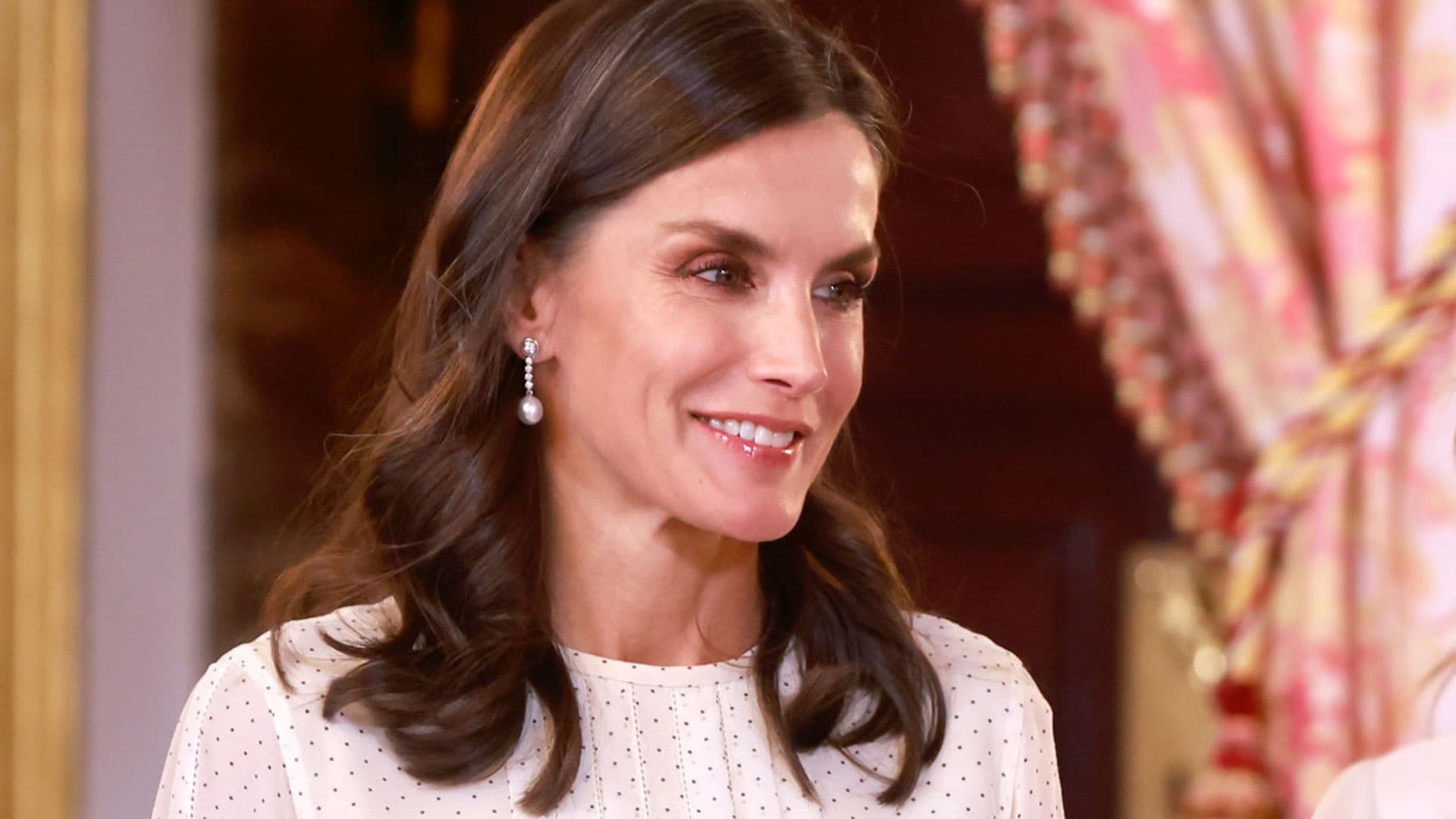 Doña Letizia luce un vestido de lunares que llevó antes la infanta Sofía