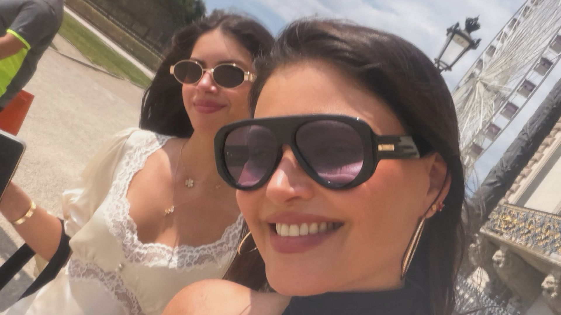 Chiquinquirá Delgado y su hija Carlota en París