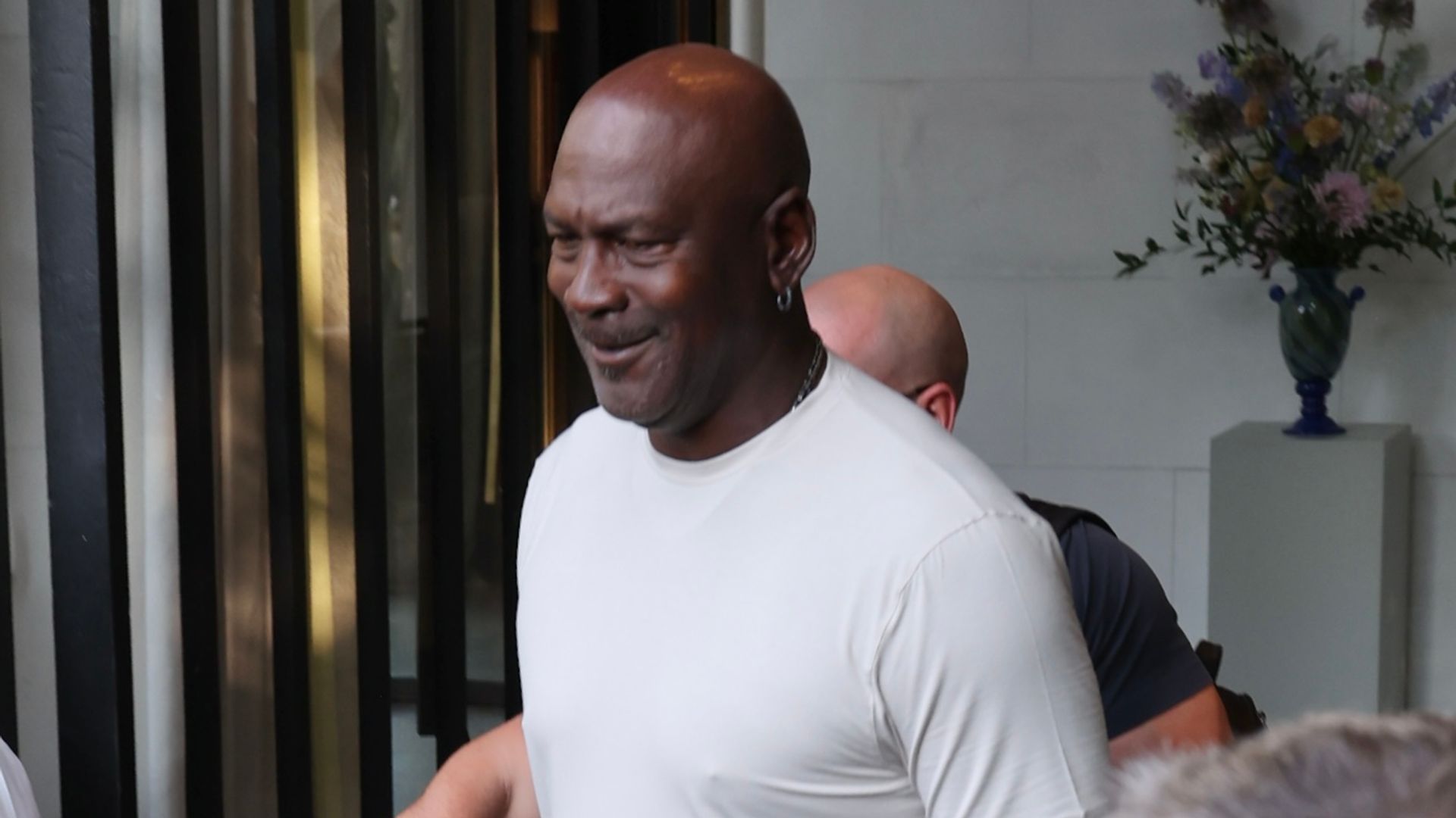 Michael Jordan saliendo de su hotel en Madrid para acudir al concierto de Bad Bunny