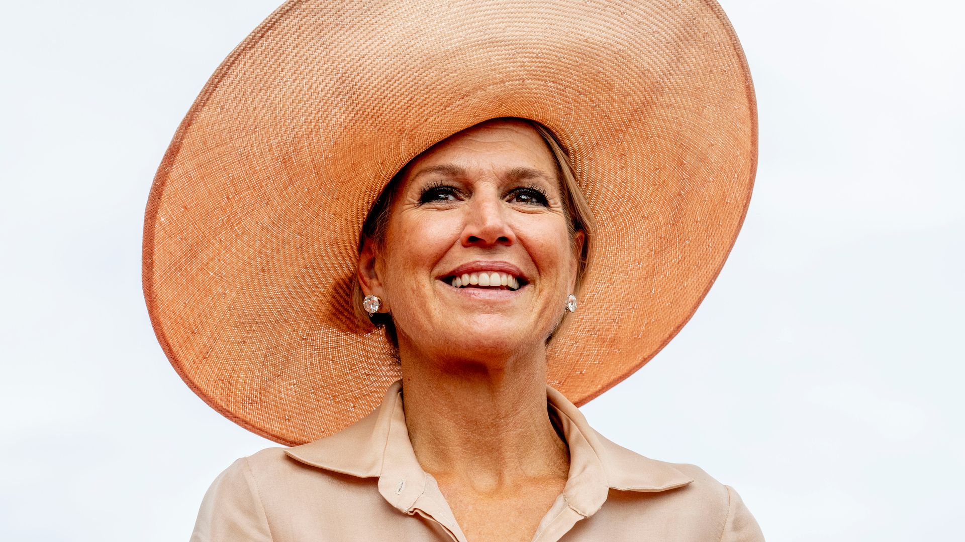 Máxima de Holanda con pamela