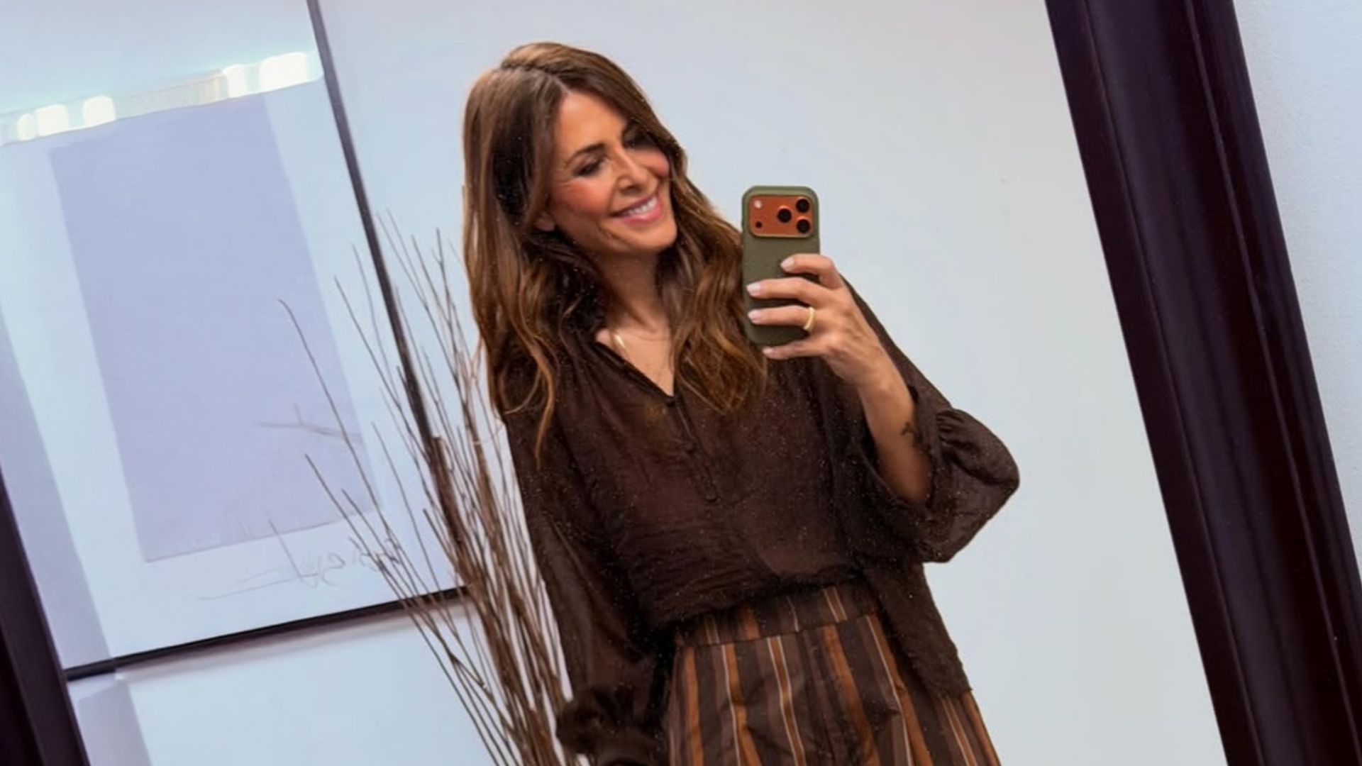 Nuria Roca con look a rayas en El Hormiguero.
