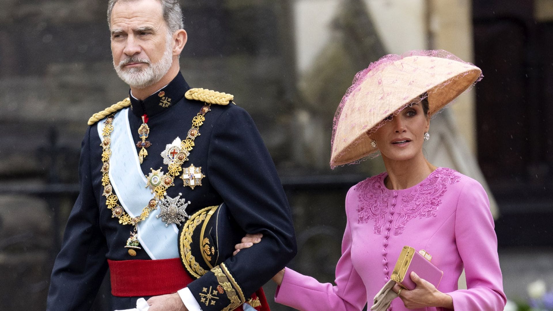 La reina Letizia conquista Londres de rosa y con un fabuloso tocado 'made in Spain'