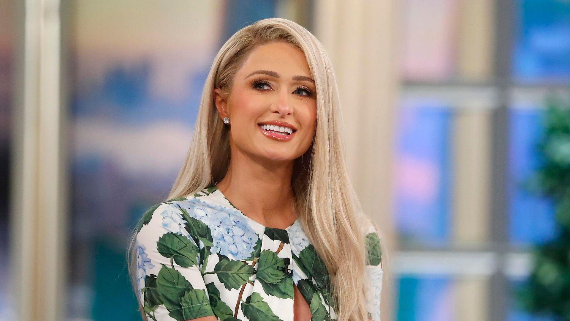 Paris Hilton presenta a su hija, London, con un adorable retrato familiar