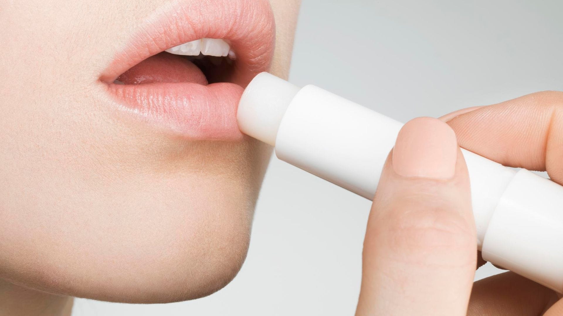 15 bálsamos para alejar de tus labios la resequedad este verano