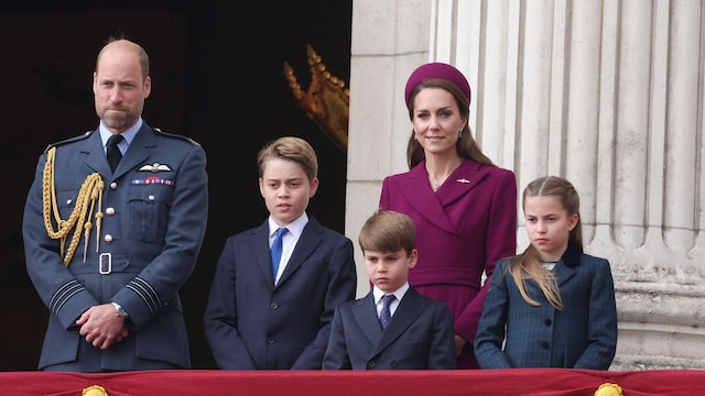 La familia real en el balcón del palacio por el Día de la Victoria