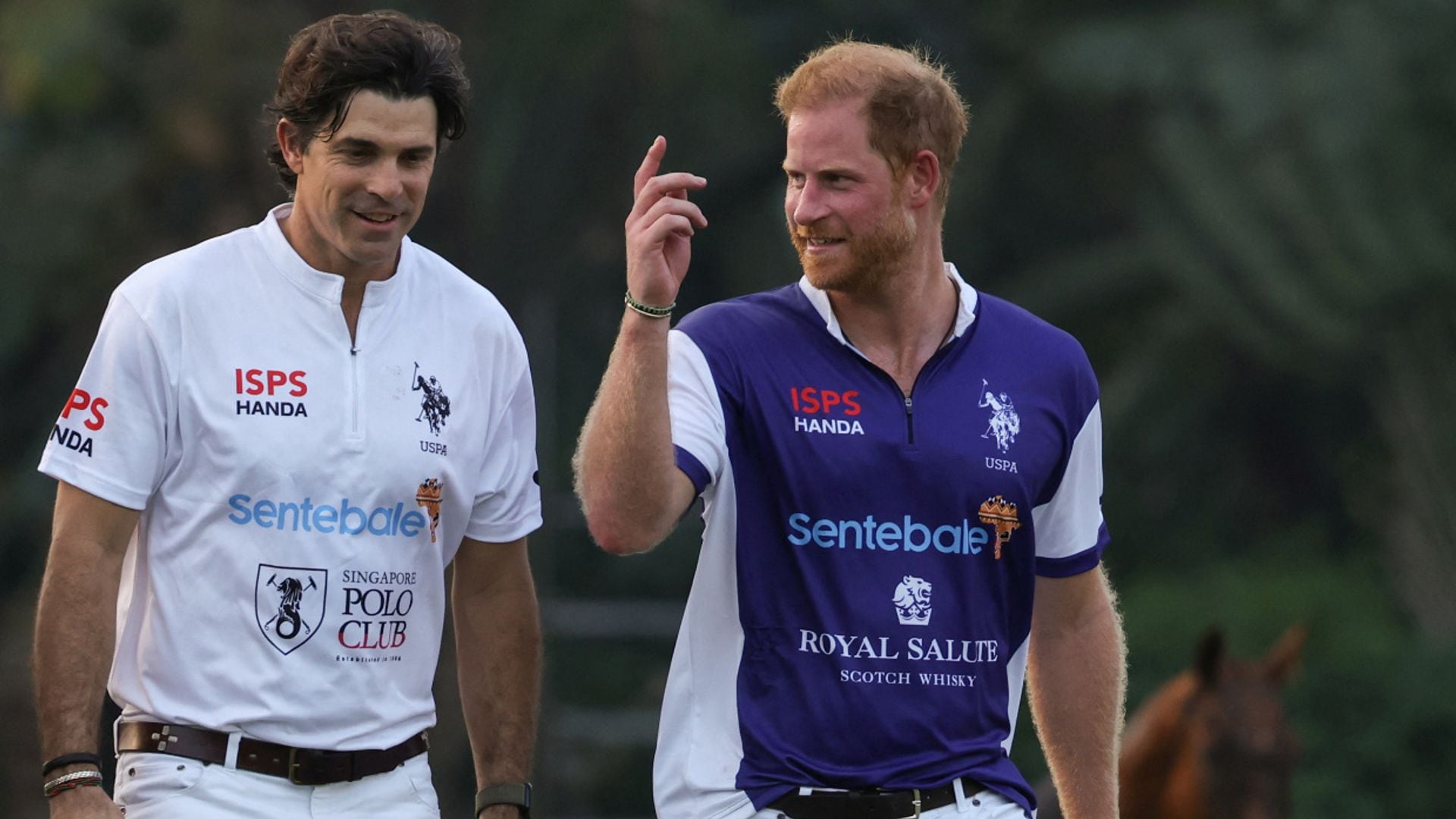 El príncipe Harry 'echa mucho de menos a Meghan Markle' en su viaje por Singapur, según su amigo Nacho Figueras