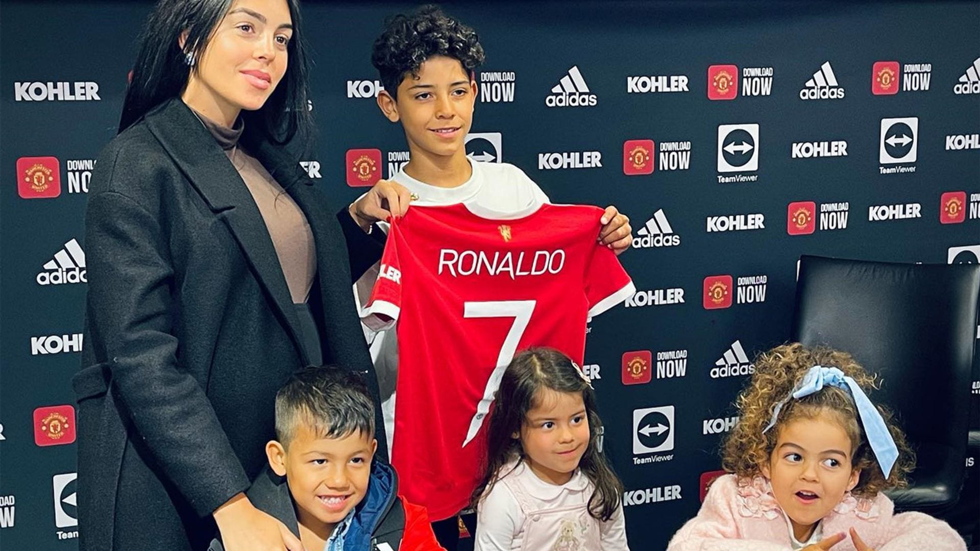 Alana, hija de Cristiano y Georgina, enamora con sus travesuras durante su visita a la 'oficina' de papá