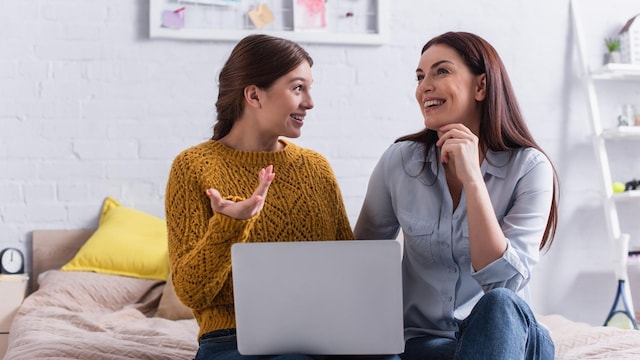 madre e hija adolescente charlando