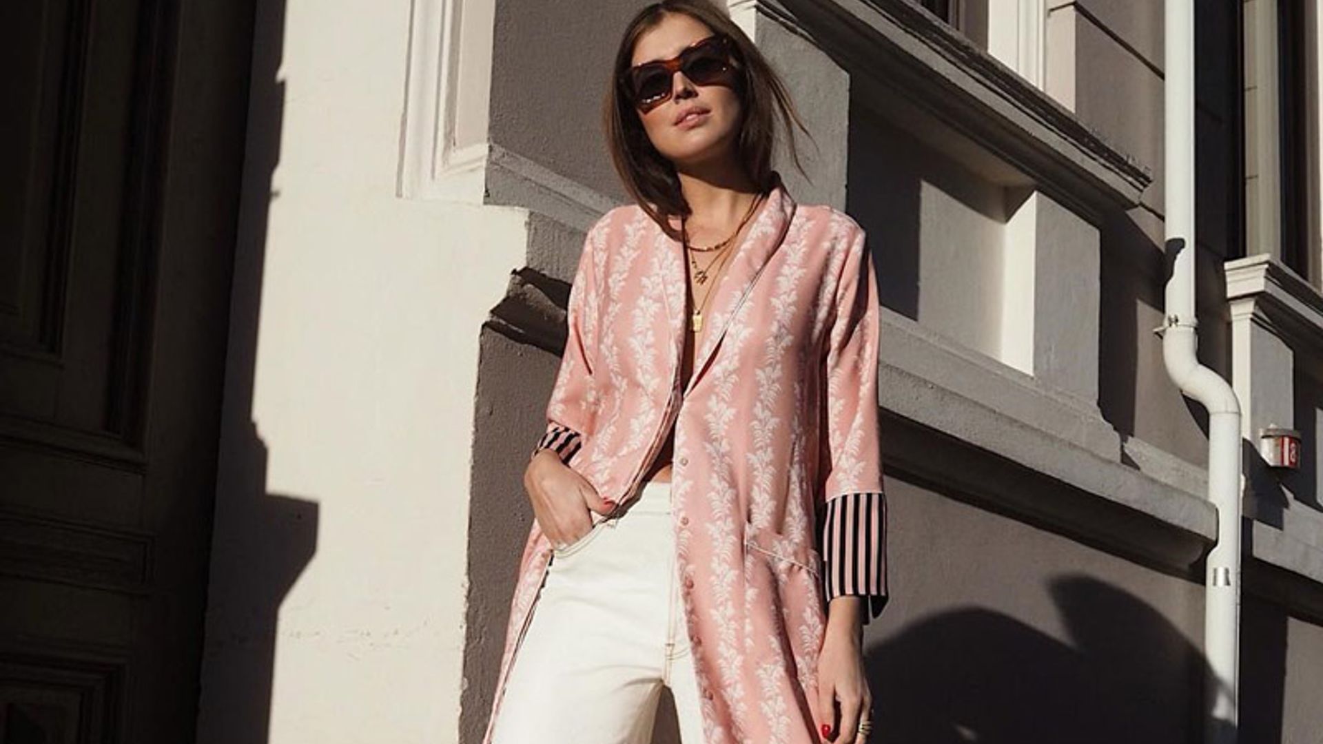 Los pantalones blancos de las modelos y estilistas son la compra del verano que puedes estrenar ya