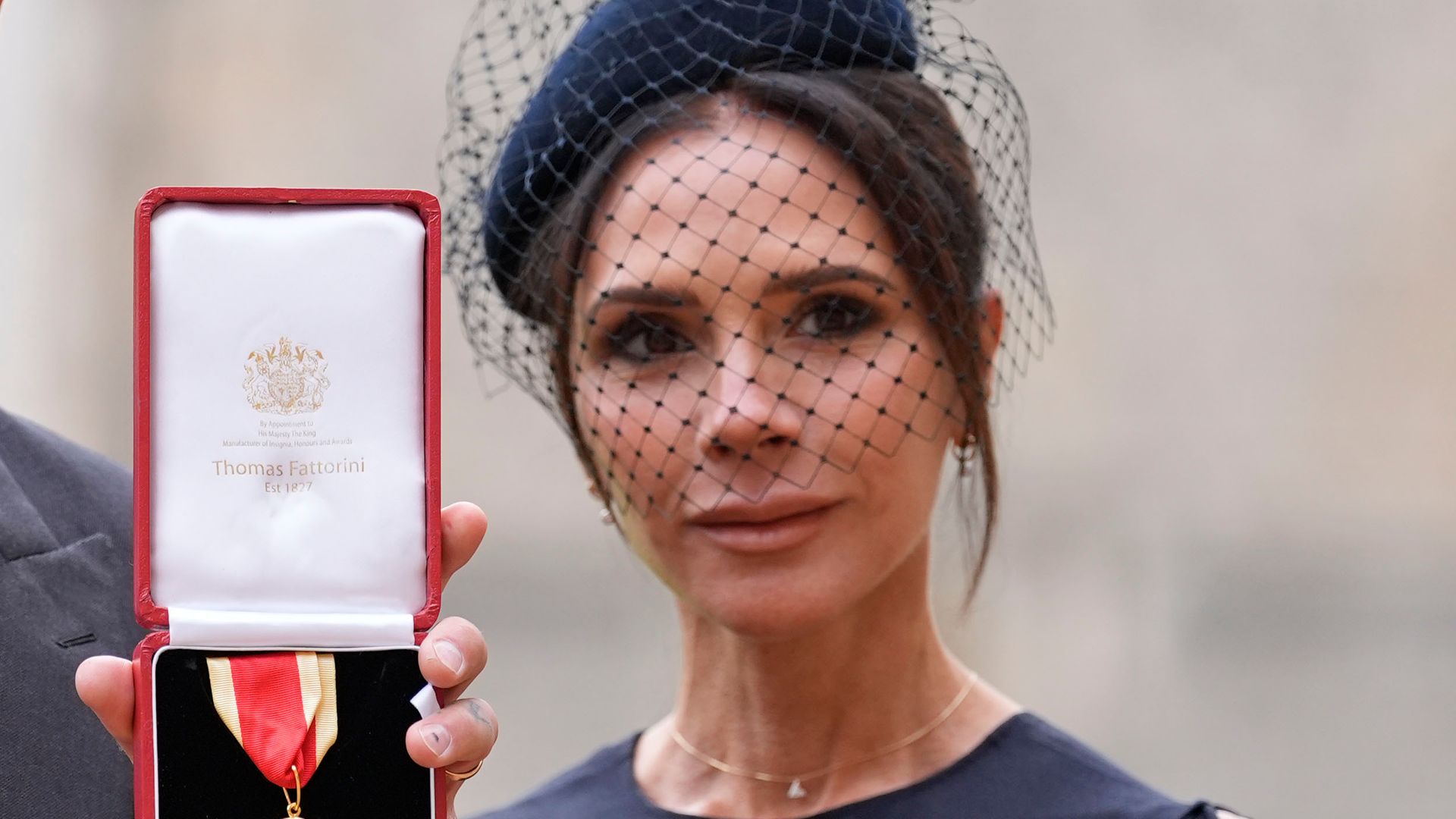 Victoria ya es Lady Beckham: recupera su vestido que gusta a la realeza y diseña el chaqué de su marido, David