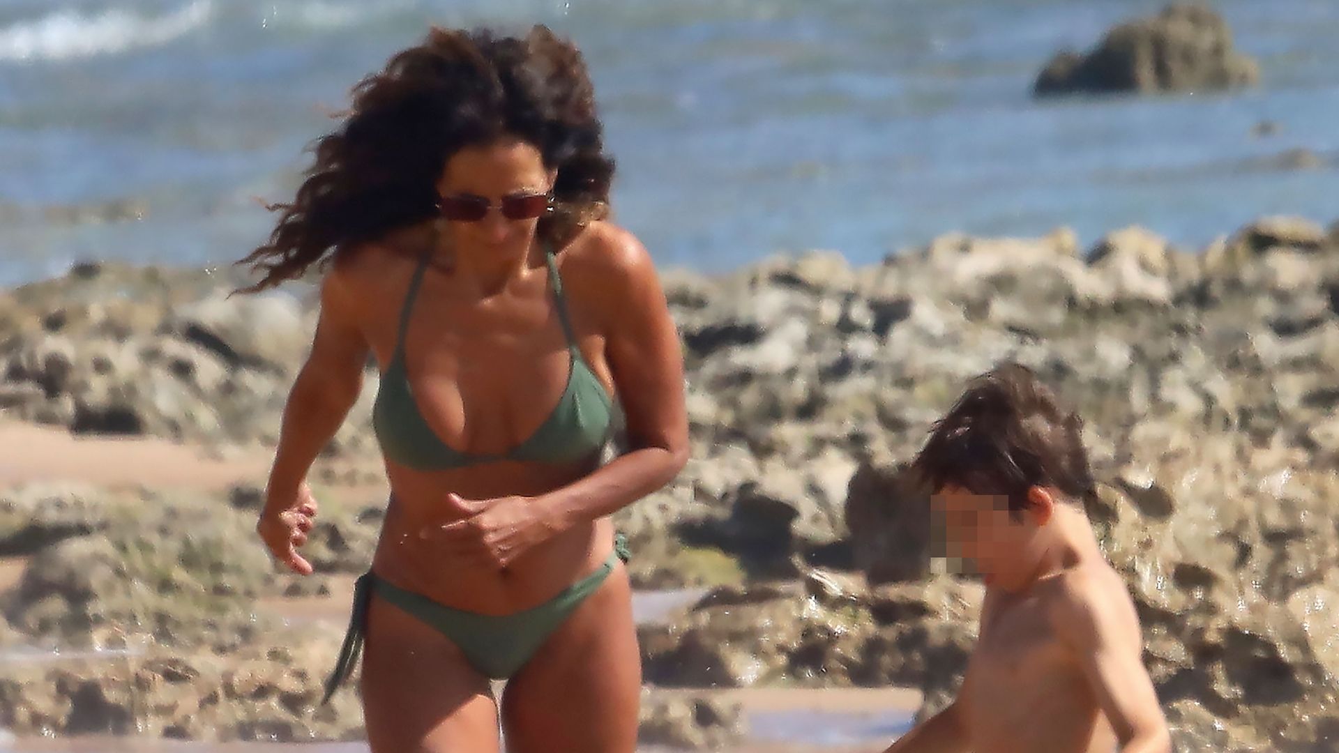 Rosario Flores con su sobrino nieto jugando en la playa
