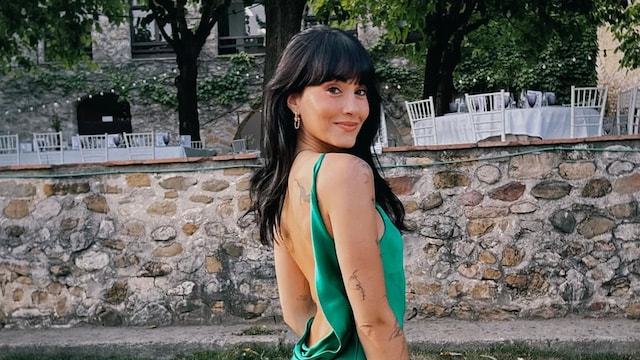 Aitana con vestido verde satinado en la boda de su amiga