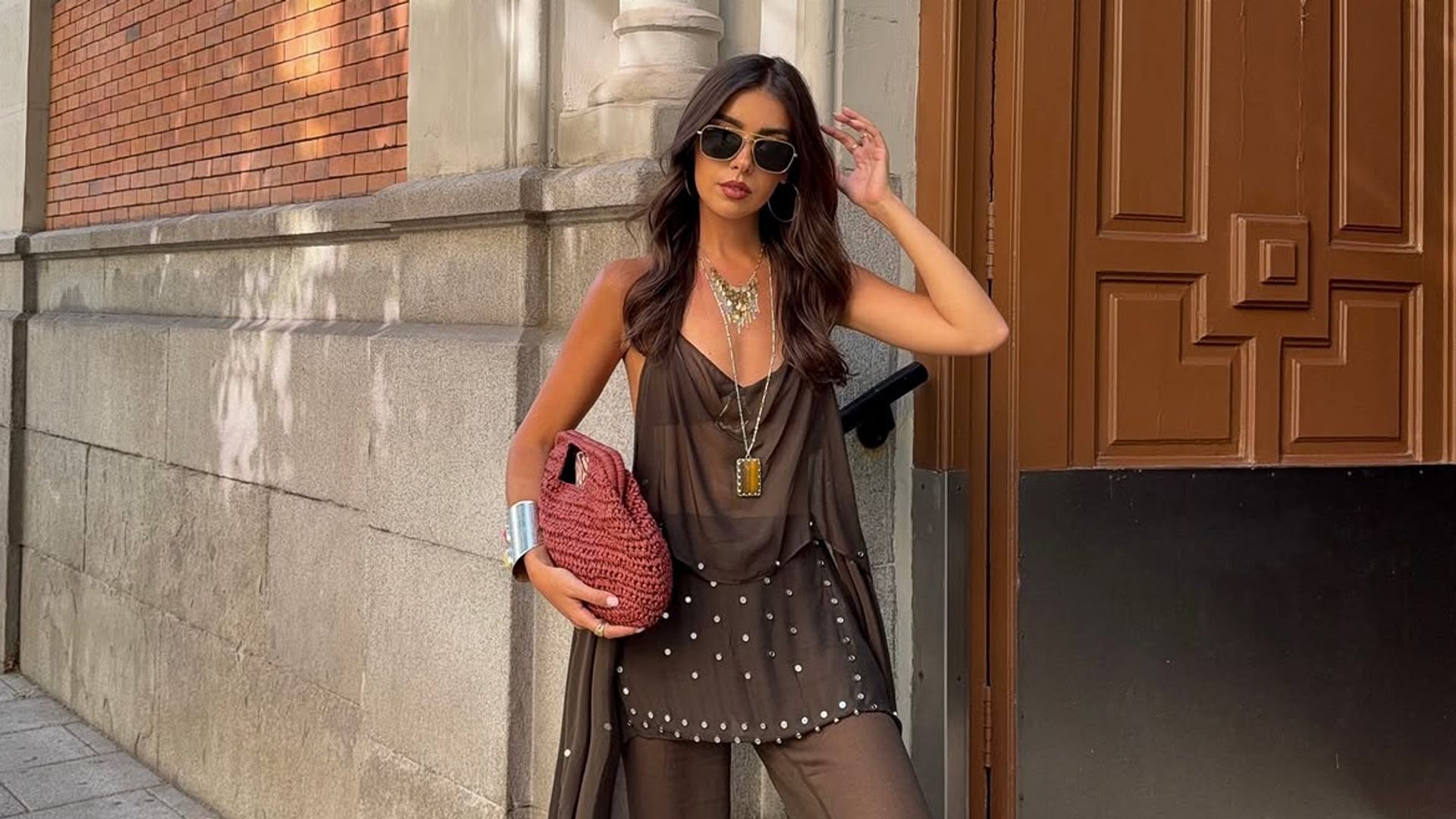 Conjuntos coordinados con abalorios, la tendencia que resuelve cualquier plan: de un tardeo a un look de invitada 