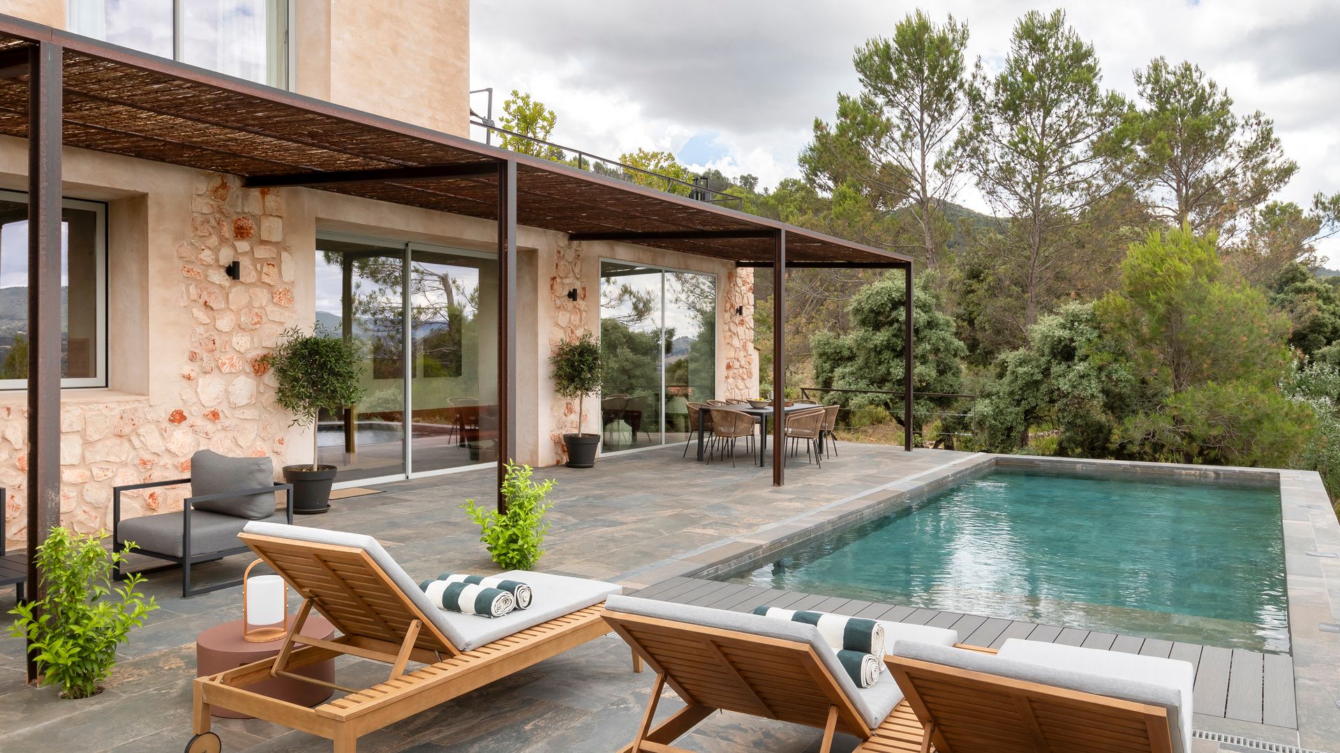 Exterior con porche y piscina