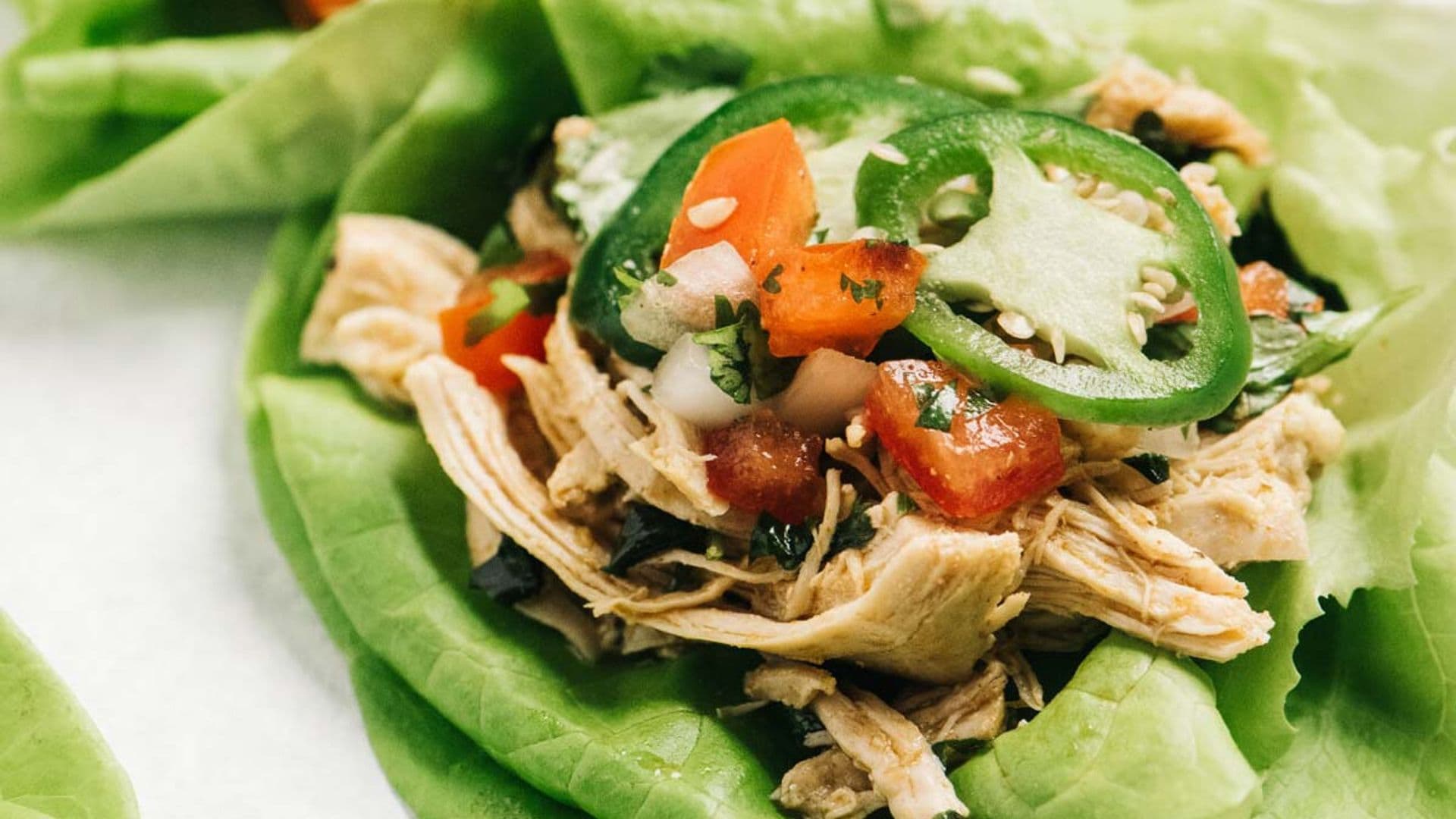 Tacos de lechuga con atún, tomate y pimiento