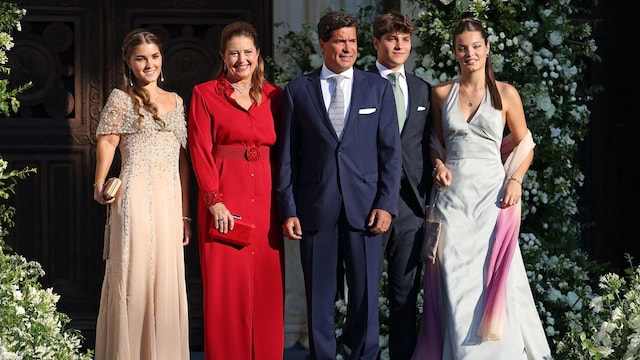 Alexia de Grecia y Carlos Morales con sus hijos, Ana María, Amalia y Carlos en la Catedral de Atenas para asistir al enlace matrimonial entre Teodora de Grecia, cuarta hija del Rey Constantino II de Grecia, con Matthew Kumar, a 28 de septiembre de 2024, en Atenas (Grecia)