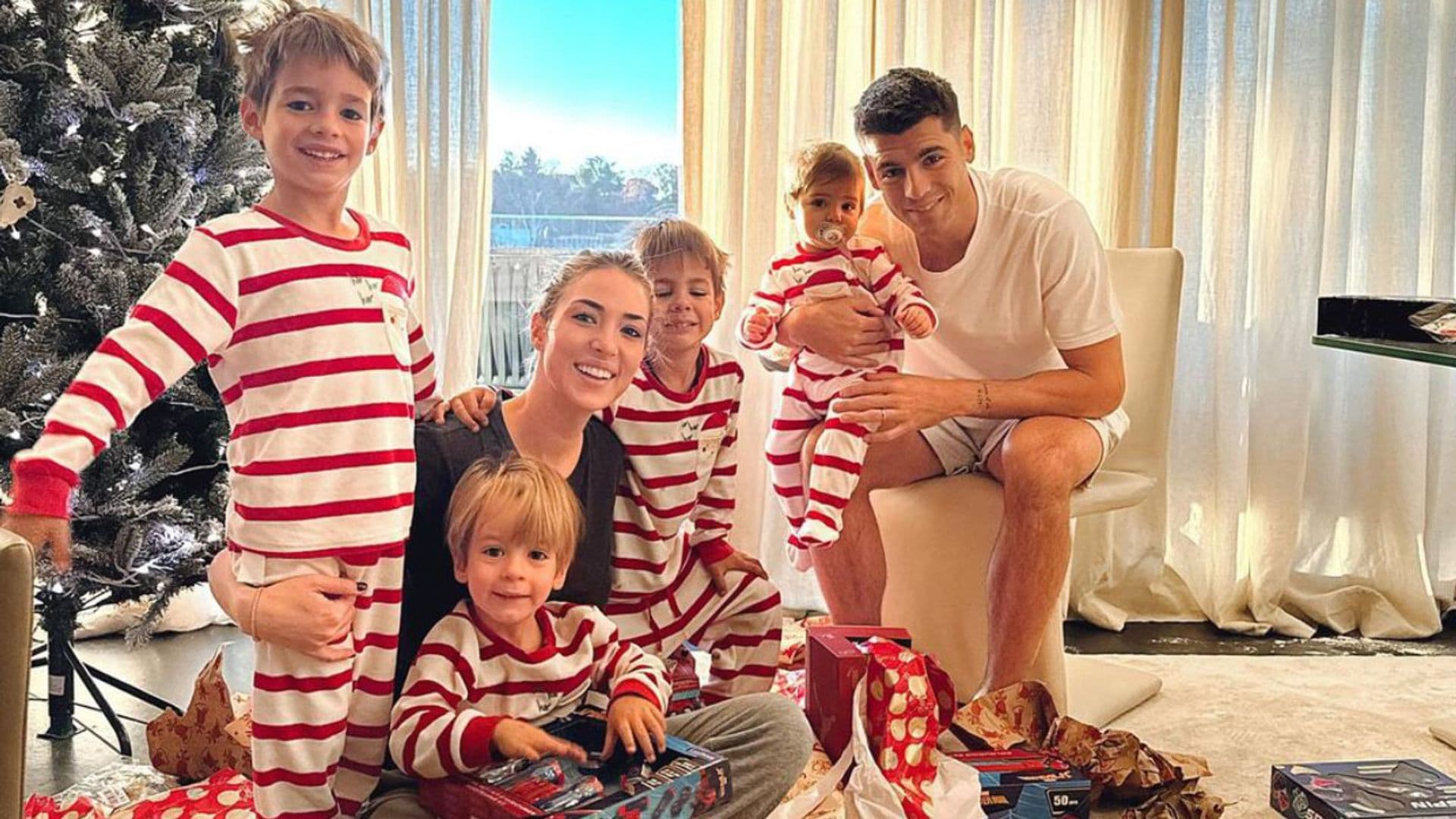 Los mejores posados navideños de las 'celebrities': de Paula Echevarría y Alejandro Sanz a Alice Campello