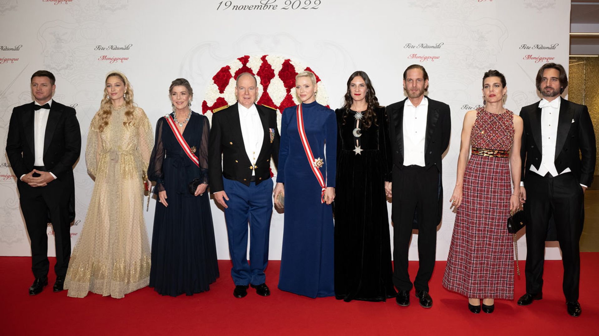 El vestido de terciopelo de la princesa Charlene y otros looks de gala inolvidables en el Día Nacional