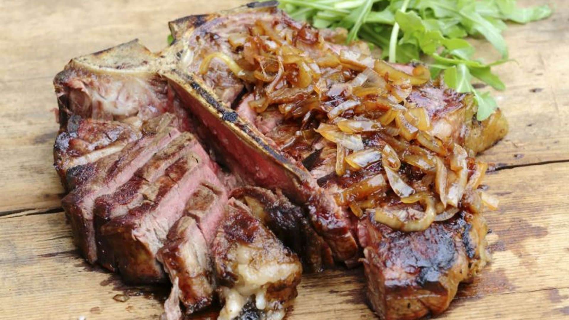 Chuletón Porterhouse a la parrilla con cebolla caramelizada