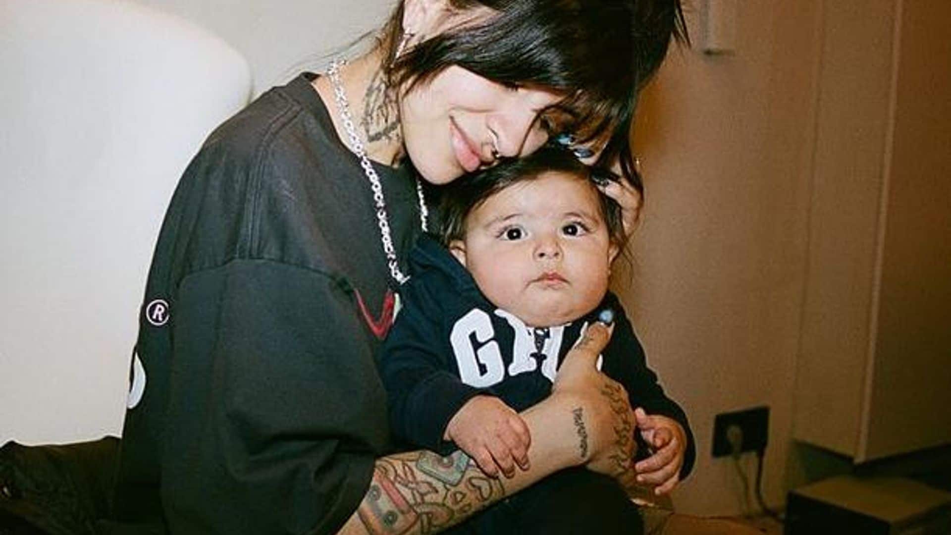 Cazzu celebra su cumpleaños 31 con la pequeña Inti en sus brazos