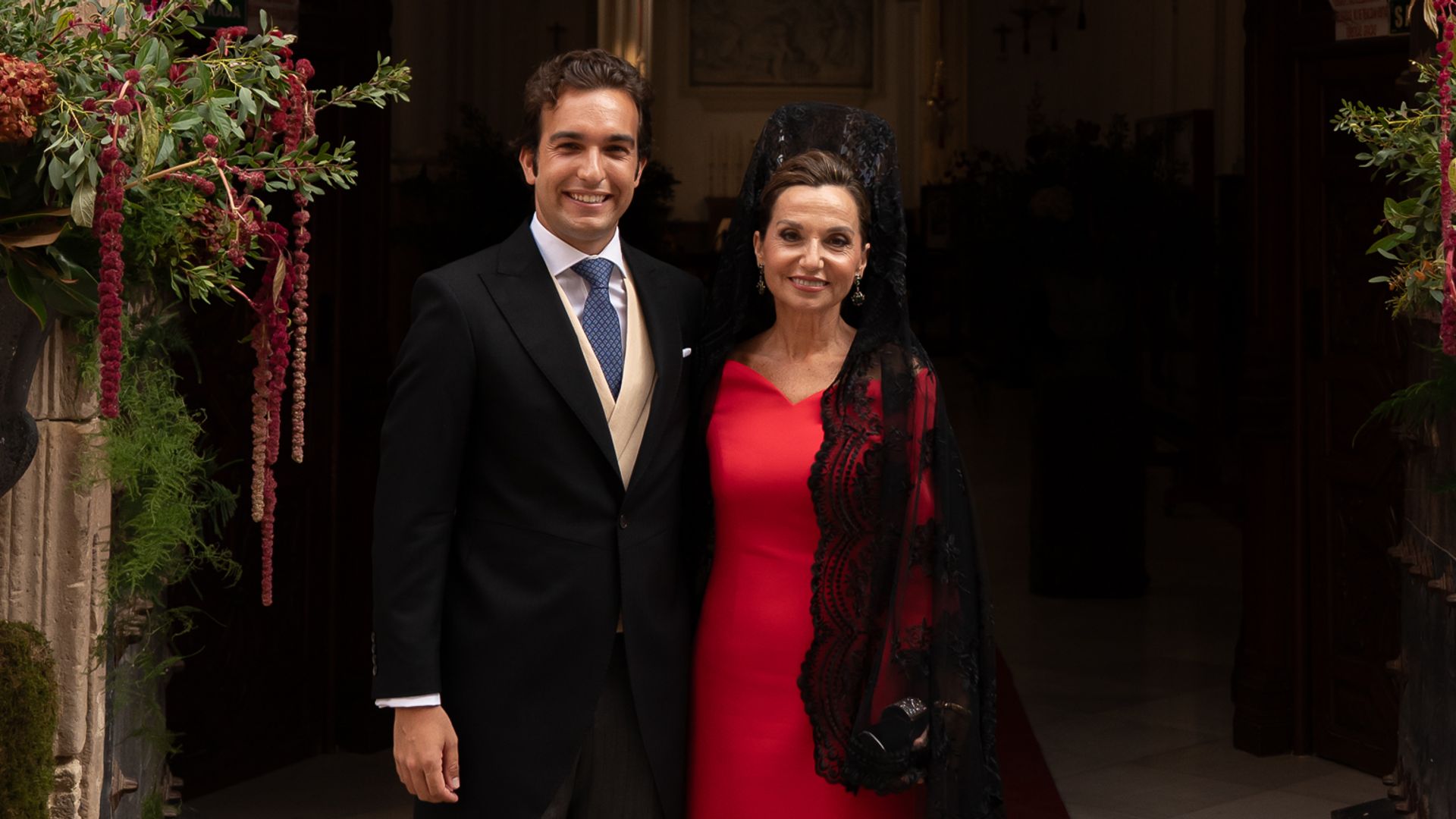 La madrina de esta boda en Málaga demuestra por qué el vestido rojo con mantilla nunca falla