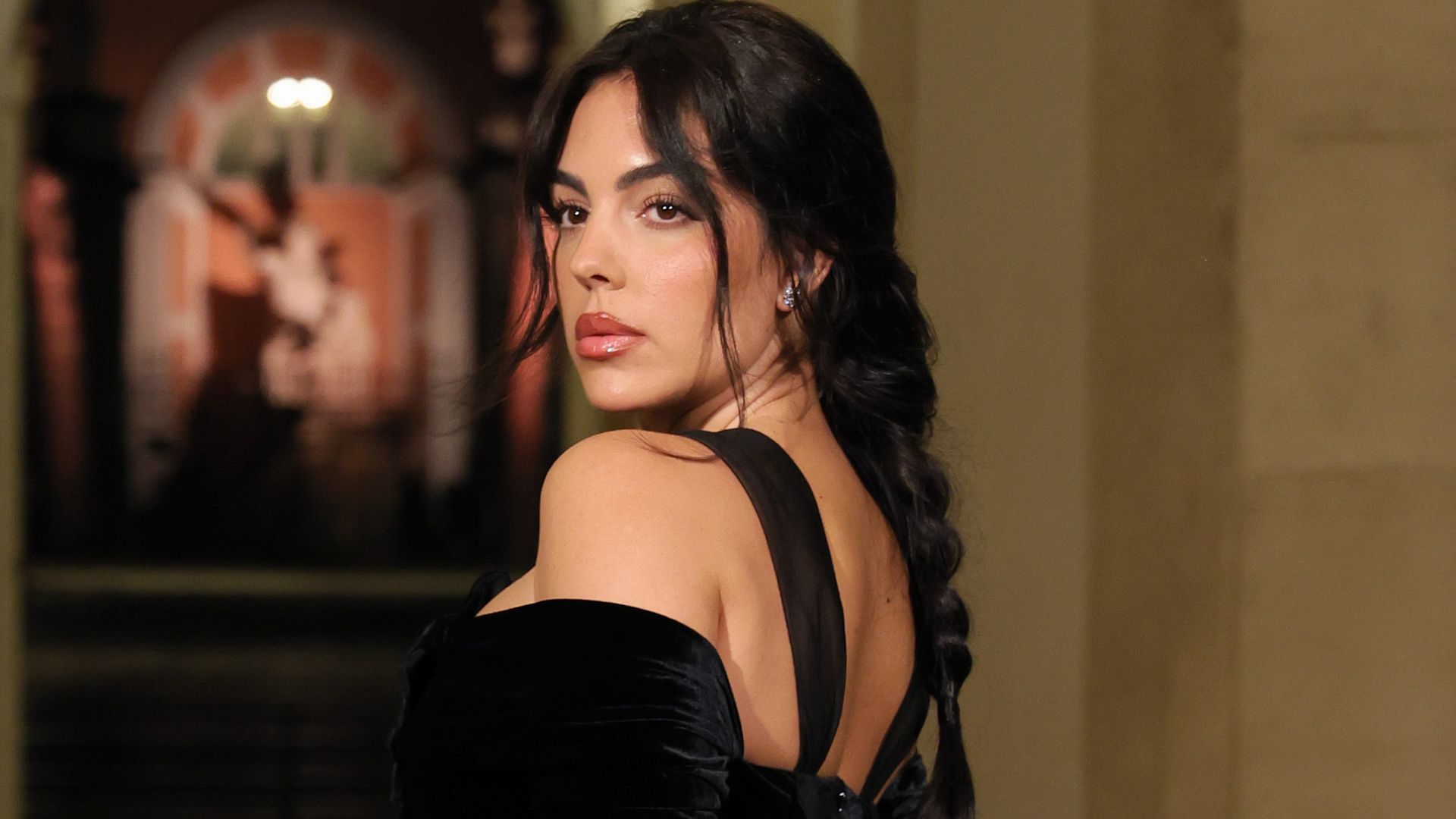 Georgina Rodriguez vestida de negro con vestido de terciopelo y trenza en el desfile de Valentino