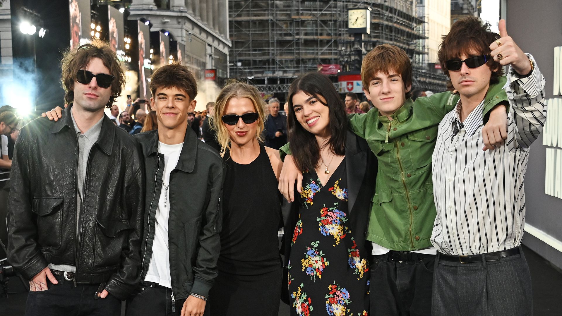 Lennon, Gene y Molly, hijos de Liam, posaron junto a Anaïs, Donovan y Sonny, hijos de Noel, dejando patente el sorprendente parecido de la nueva generación con sus famosos padres