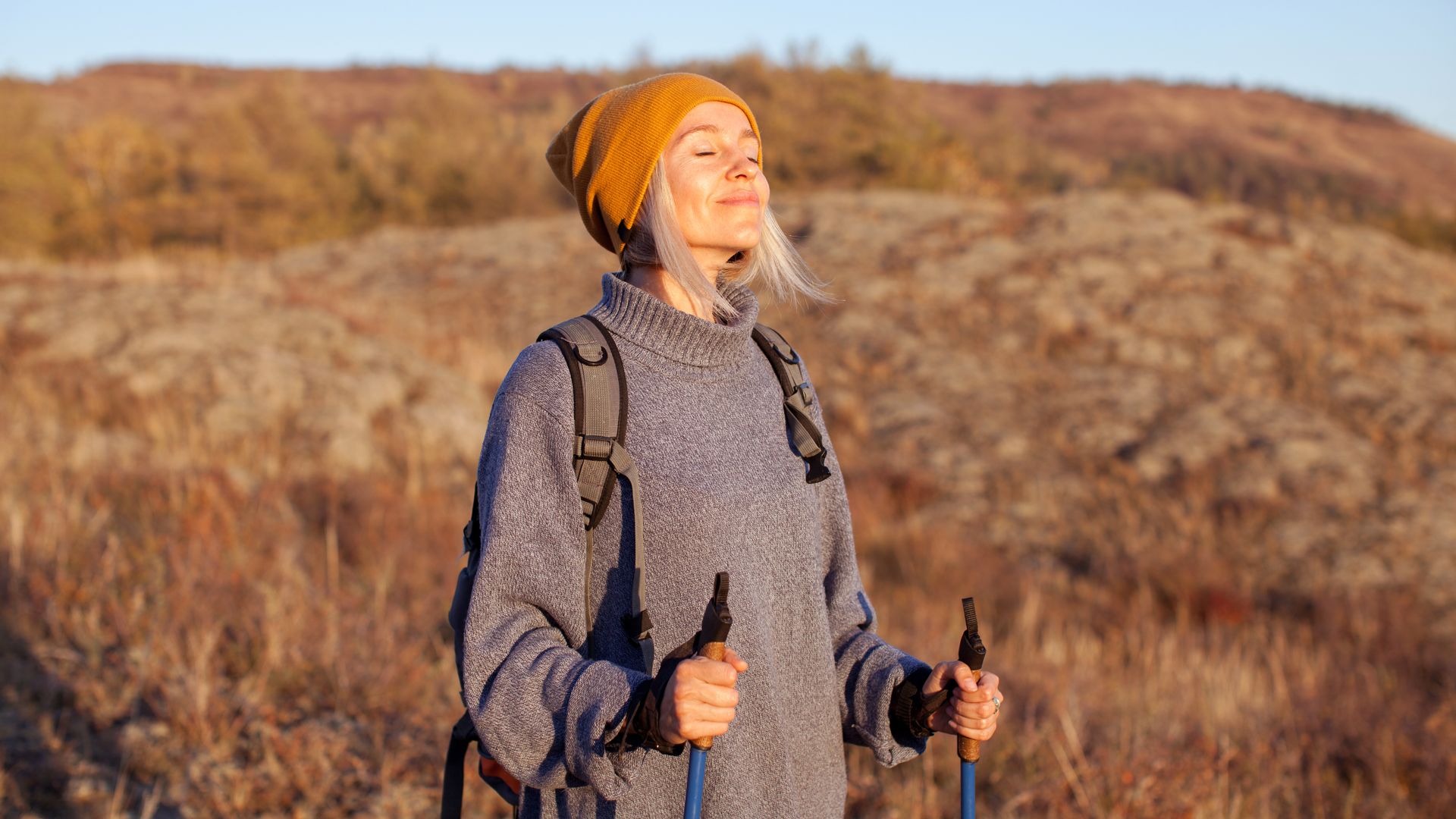Mujer paseando por el campo en otoño