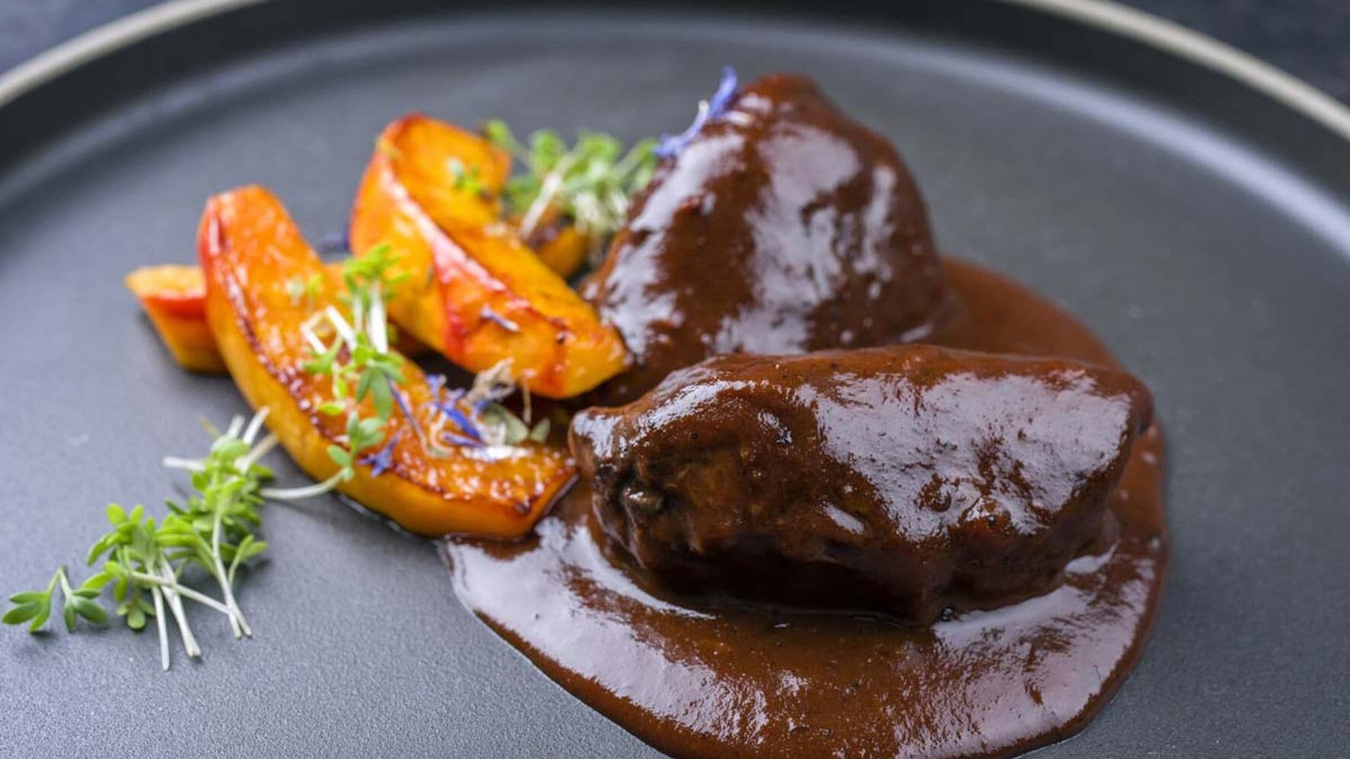 Carrilladas con salsa de vino tinto y chocolate