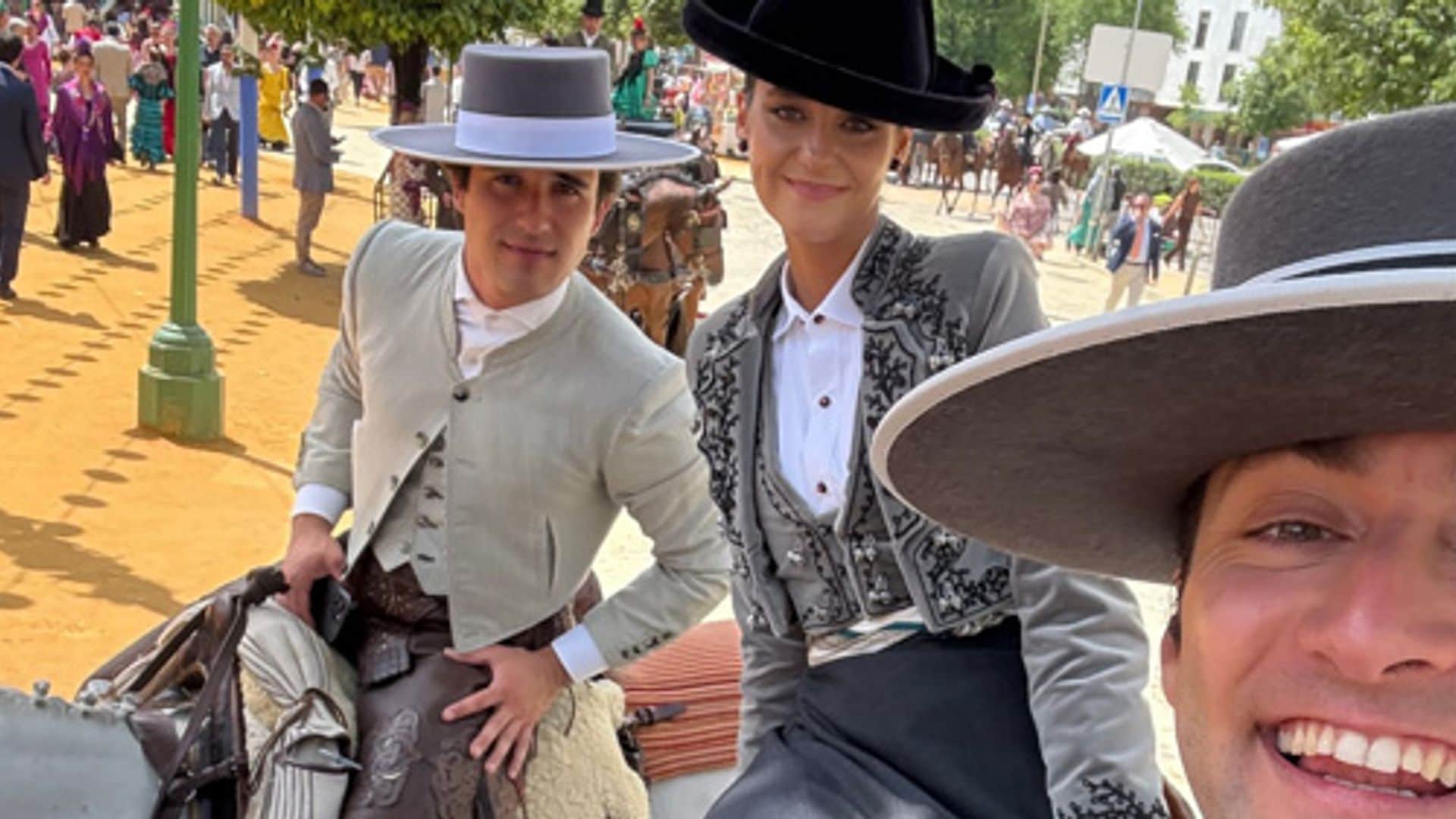 Victoria de Marichalar presenta a 'los hombres de su vida' que la acompañan en la Feria de Abril