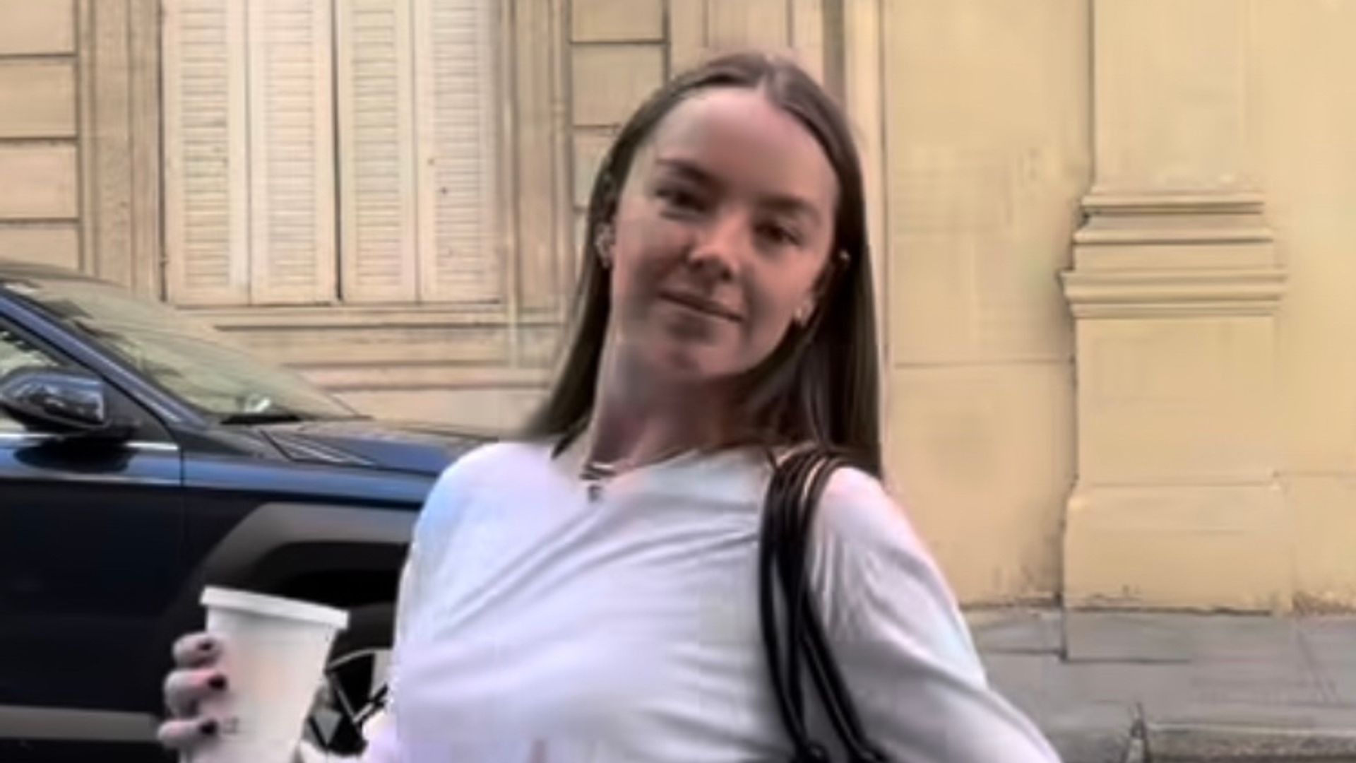 Alexandra de Hannover en París con look blanco con bailarinas y bolso Chanel