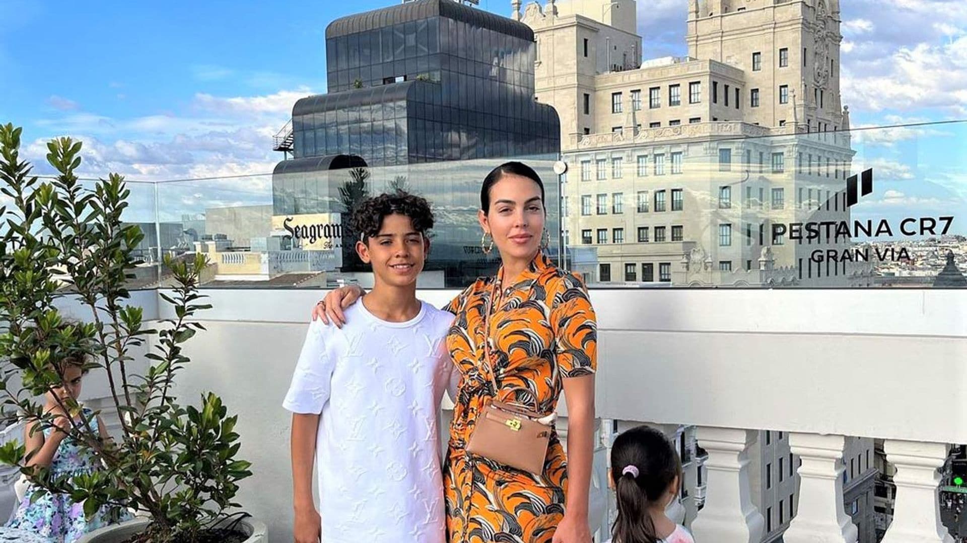 El planazo de Georgina y sus niños en Madrid ¡con muchas sorpresas y estancia incluida en el lujoso hotel de Cristiano!