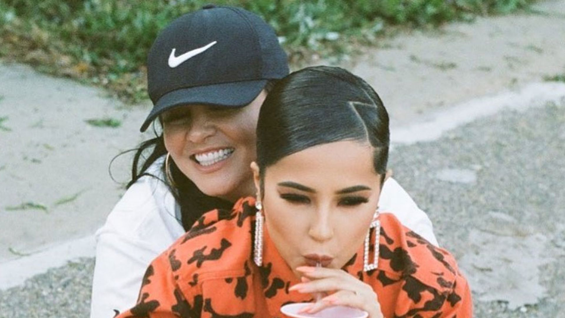Becky G publica una foto con su mamá, ¡y parecen hermanas!