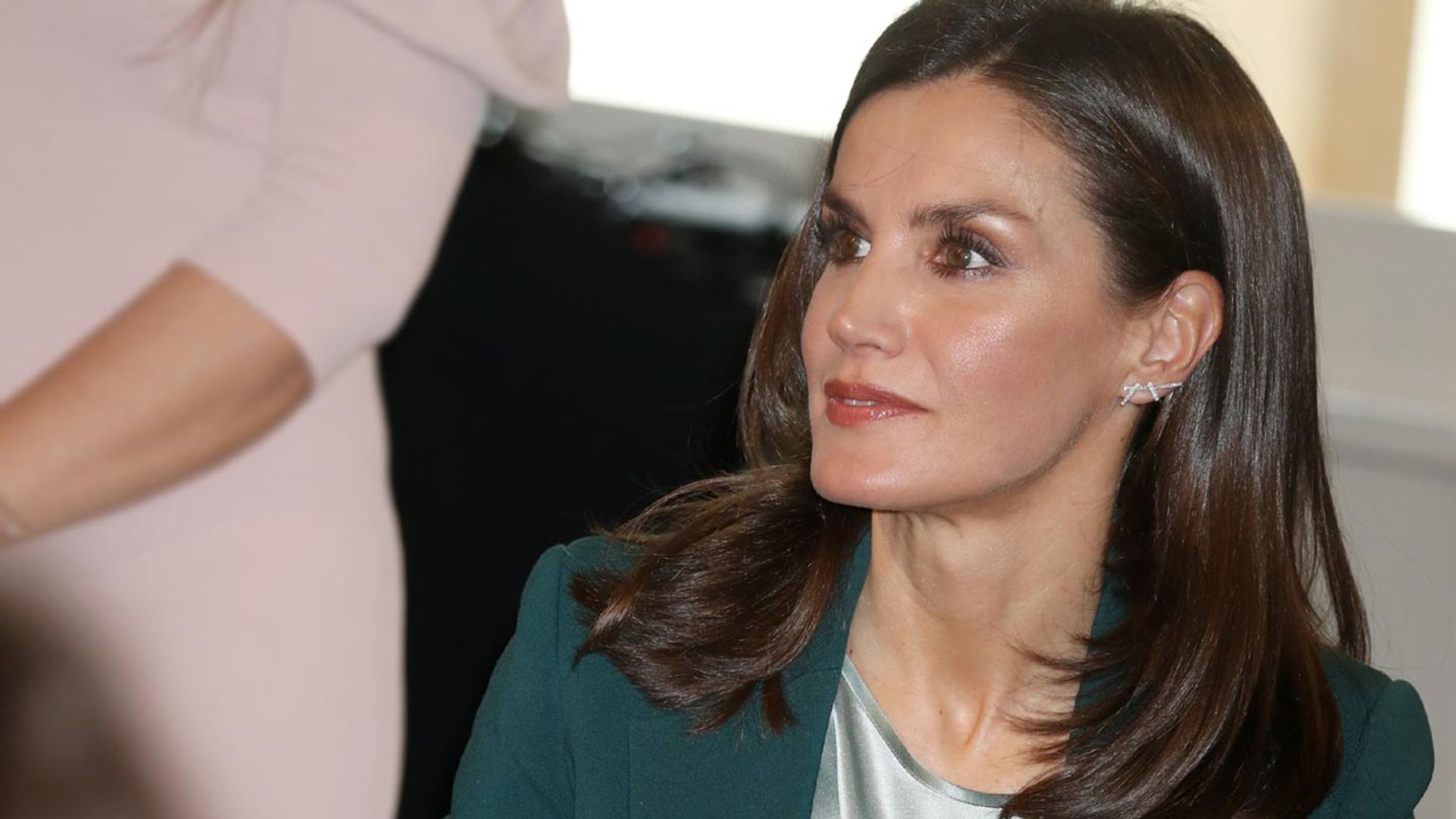 El juego de opuestos con el que la Reina acierta: traje monocolor y blusa lencera