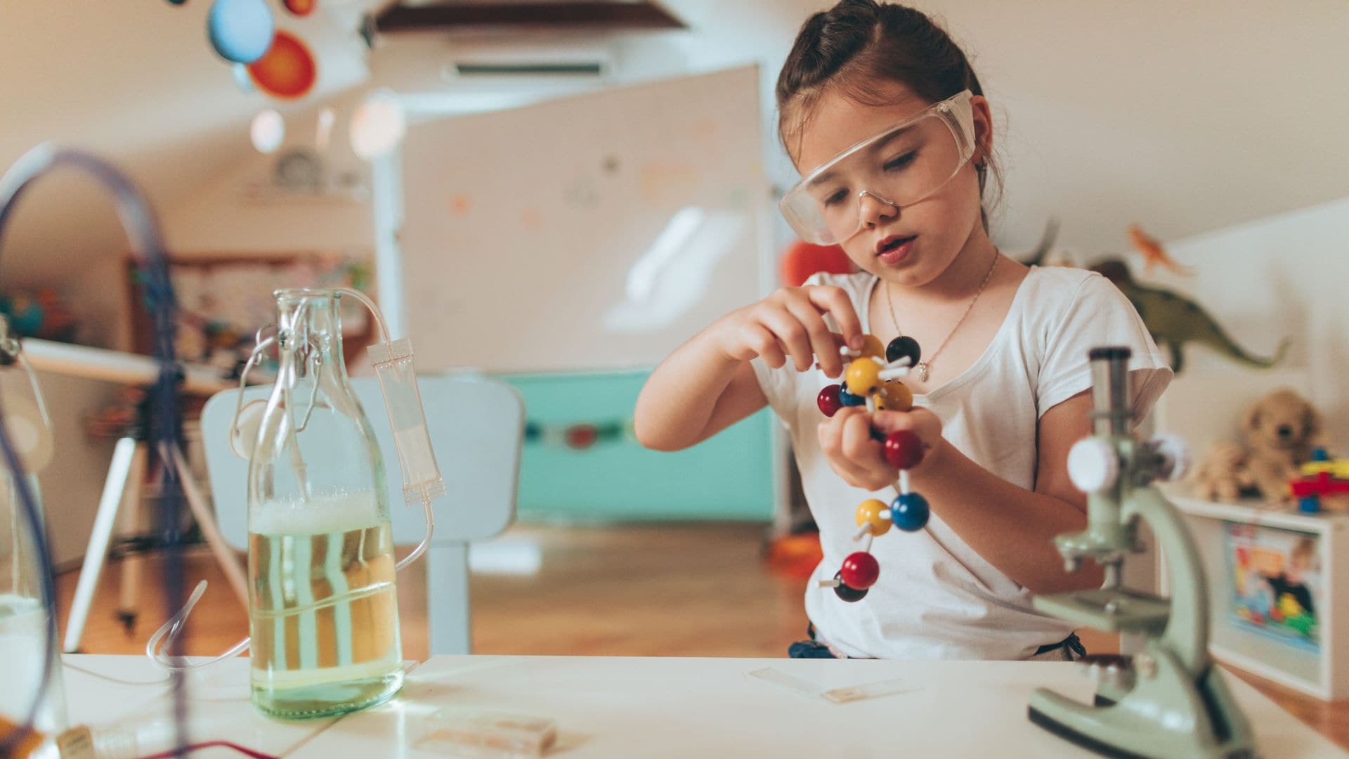 Niña en un laboratorio