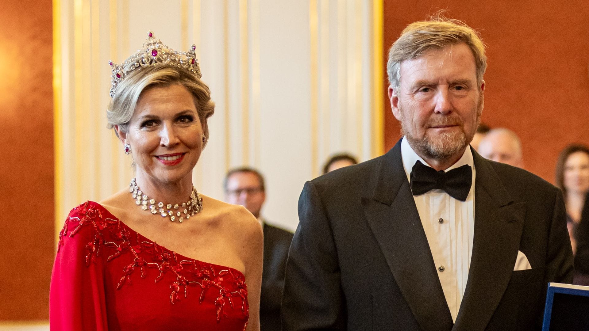 Máxima de Holanda brilla en República Checa con la tiara Mellerio de rubíes y un vestido 'rojo Letizia'