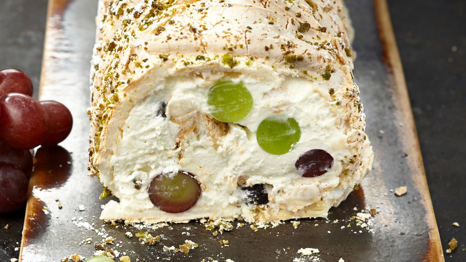 Rollo de merengue con crema de uva