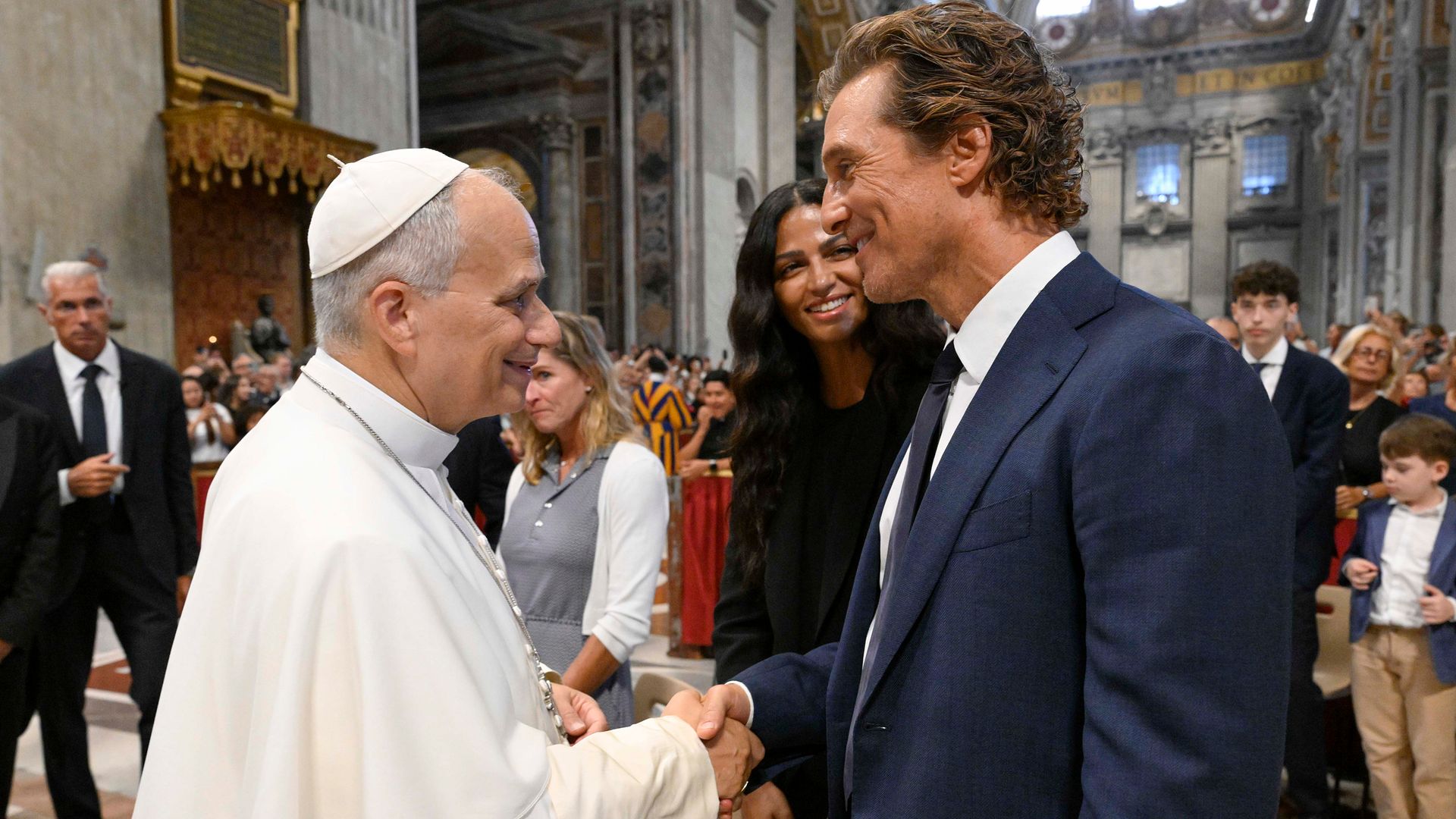 El Papa León XIV saluda al actor Matthew McConaughey y a su esposa, la modelo Camila Alves durante la audiencia semanal en la Basílica de San Pedro.