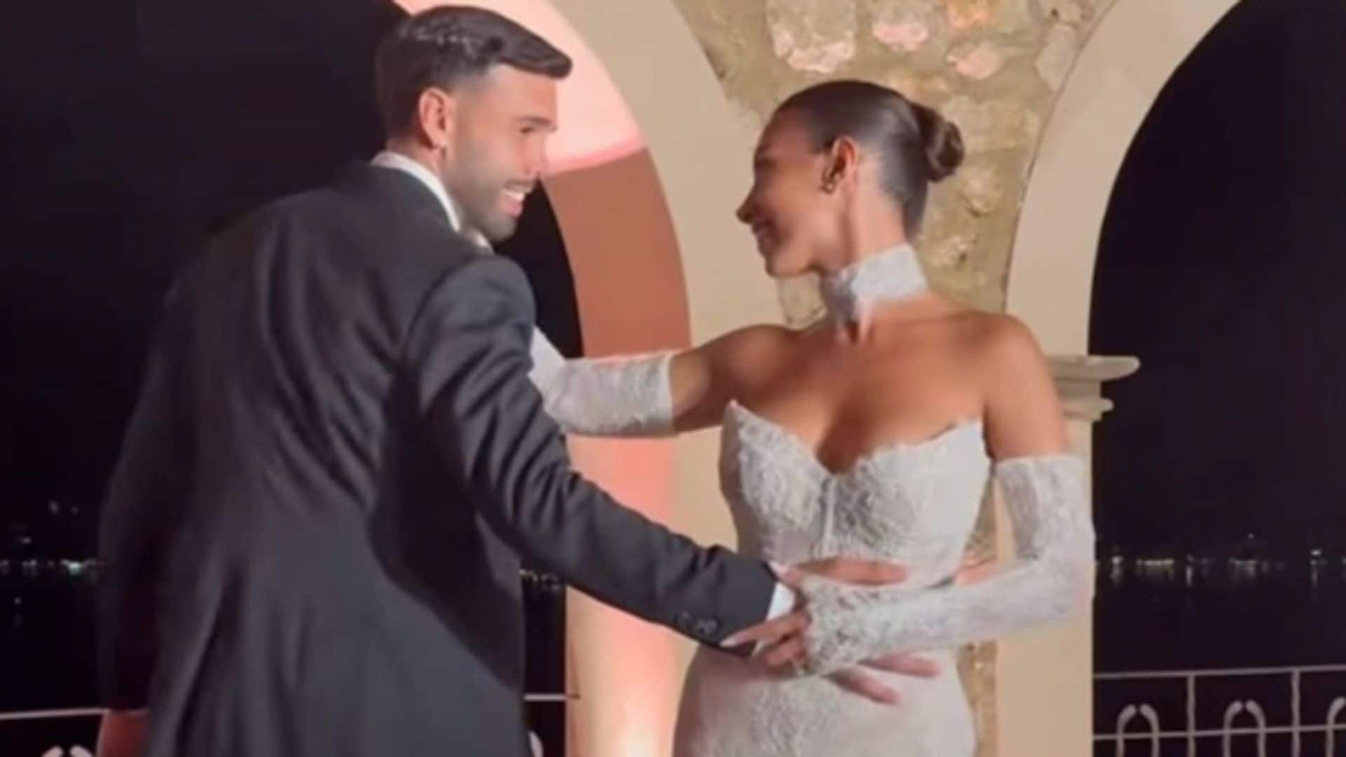 El futbolista David Raya se casa en Mallorca con Tatiana Trouboul: actuación de Omar Montes, vals sorpresa y pool party