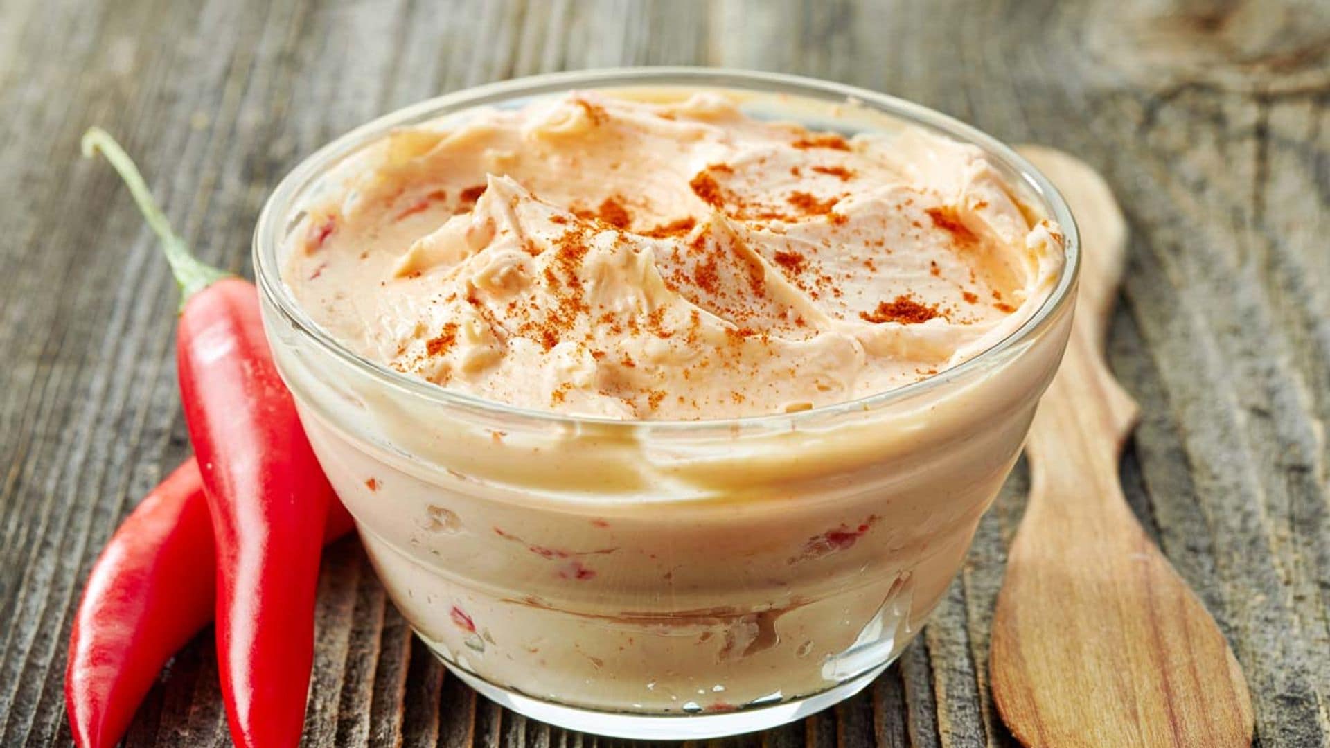 Salsa de crema de brie con chile y tomate en polvo