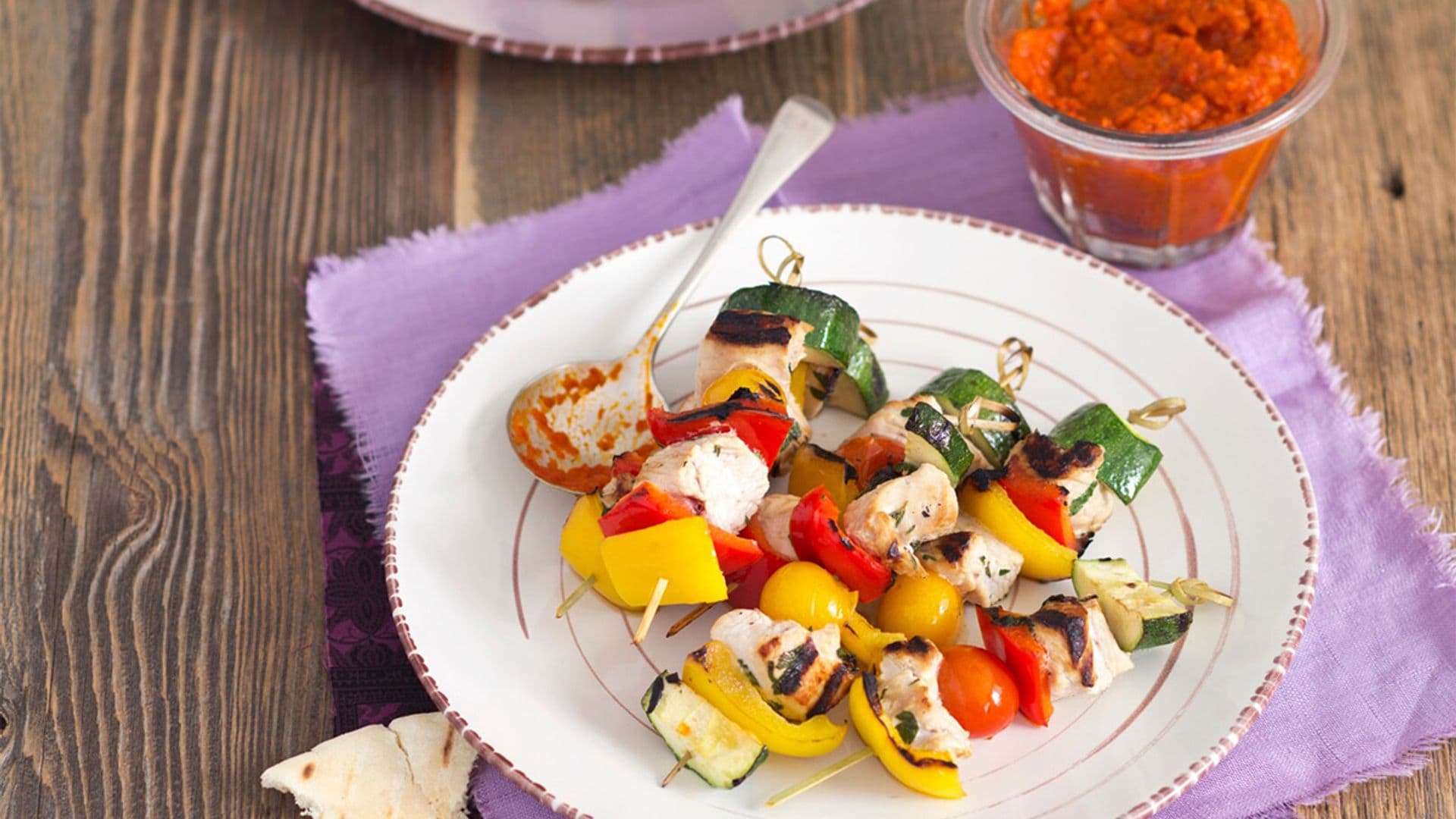 Brochetas de pavo y verduras con 'harissa' y pan de pita