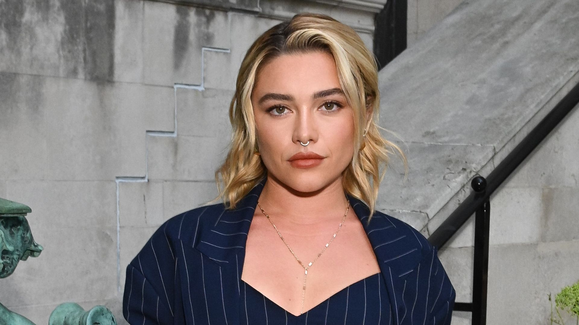 Florence Pugh Marca Tendencia: Maquillaje Turquesa para el Verano 2026