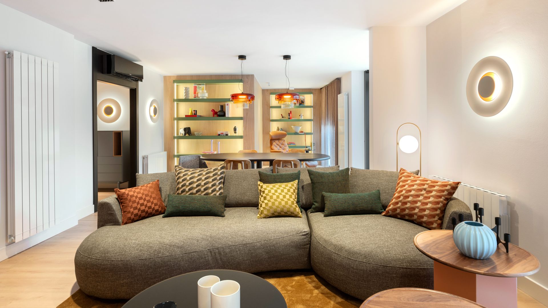Más de 200 m² de diseño personalizado: dos pisos en Igualada que se convierten en una sola vivienda de estilo atemporal con toques de color