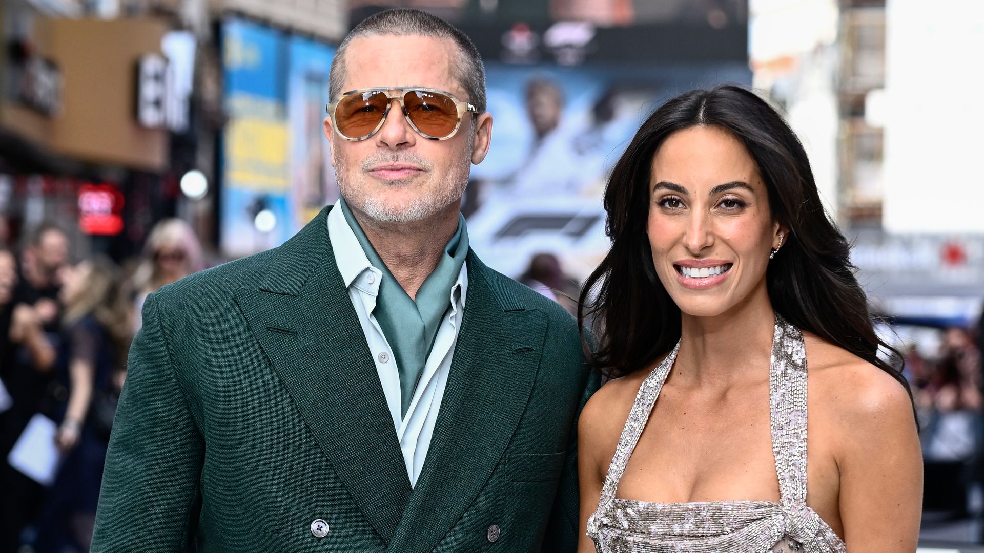Brad Pitt e Ines de Ramon en el estreno de "F1: The Movie" en Londres, el 23 de junio de 2025