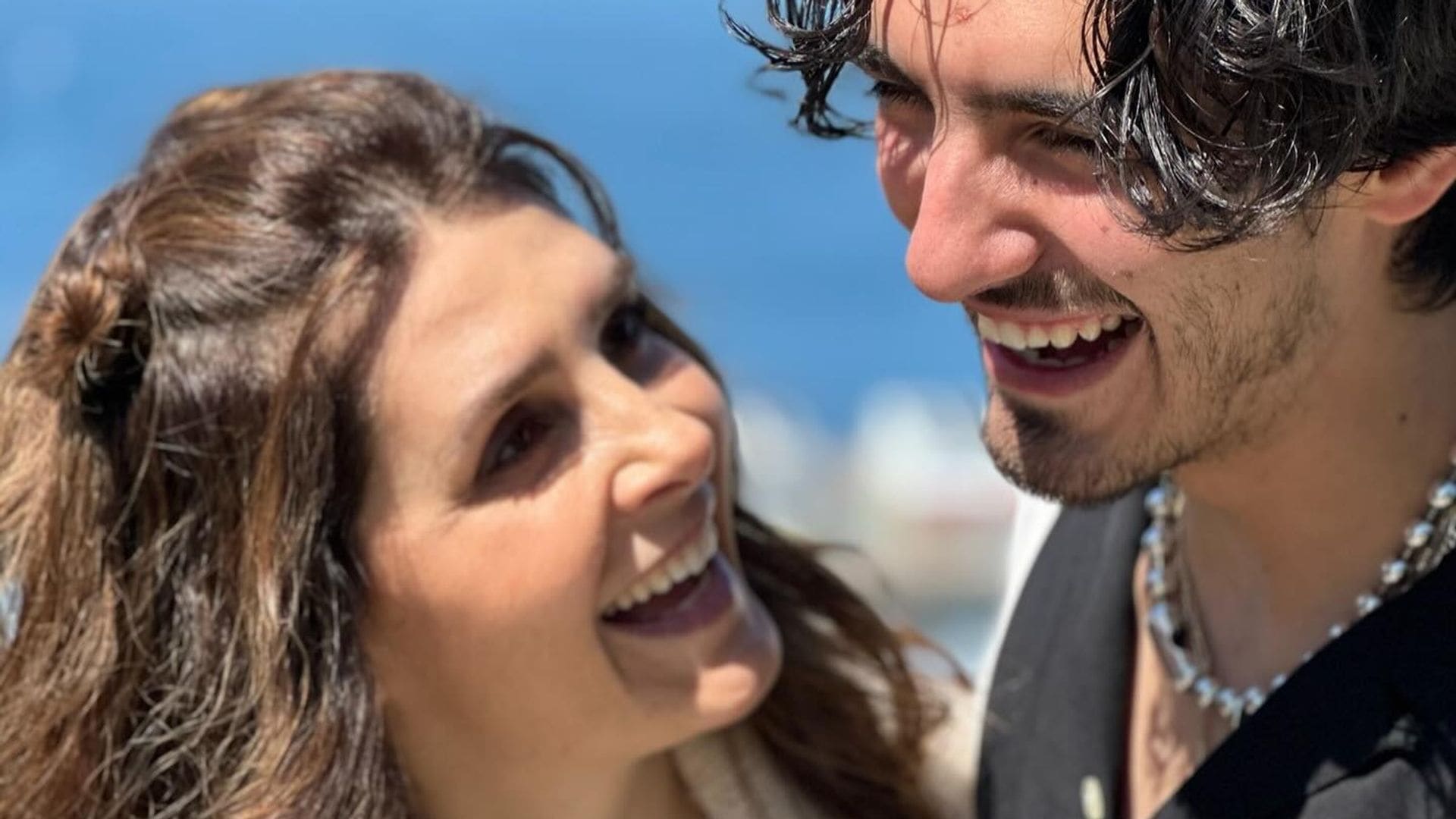 Mayrín Villanueva y su hijo Sebastián